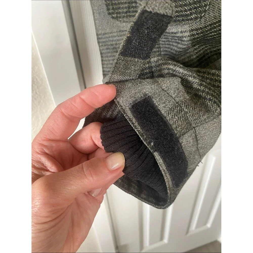 Billabong’s Men’s Gray Plaid Hooded 4 Pocket 1 inside Jacket With Adjustable Fit